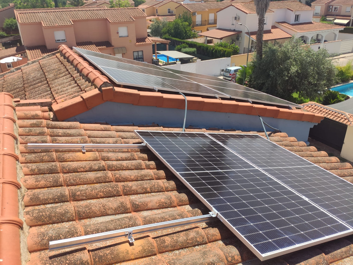 Lee más sobre el artículo ¿Cuántas placas solares necesito para una casa en España?