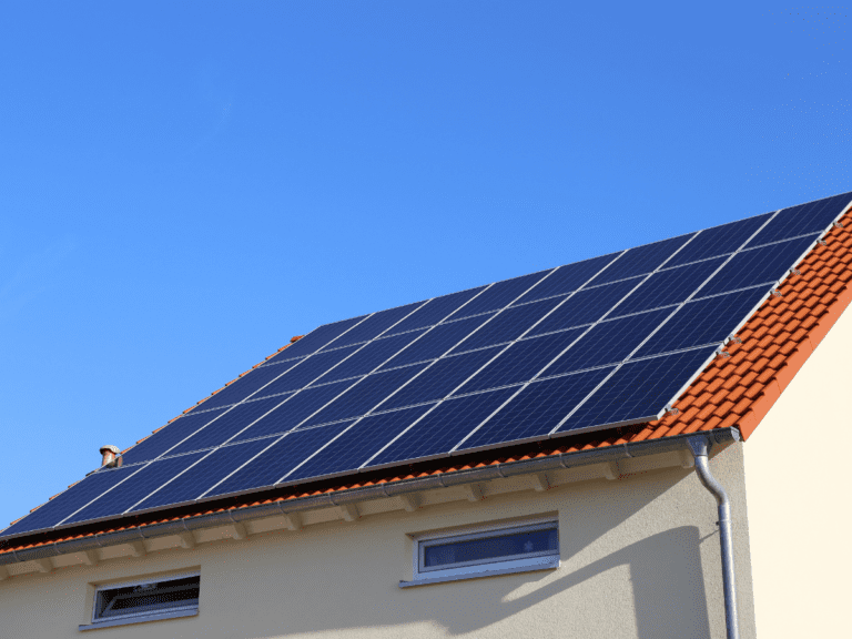Lee más sobre el artículo ¿Merece la pena instalar placas solares en 2026?