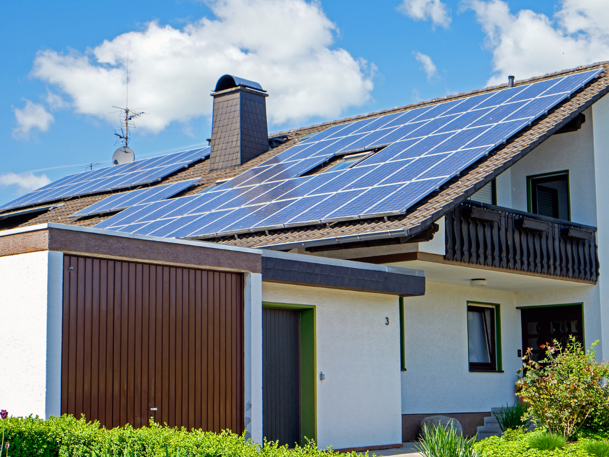 Lee más sobre el artículo ¿Cómo funciona una batería solar en casa?