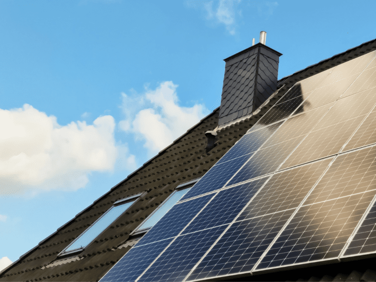 Lee más sobre el artículo ¿Qué ventajas tiene almacenar energía solar?